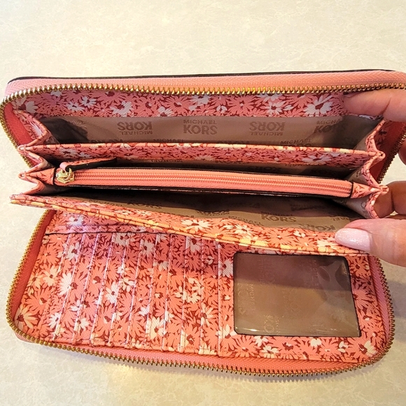 Michael Kors Light pink wallet 8.5" x 4" nice large size wallet - Picture 4 of 6